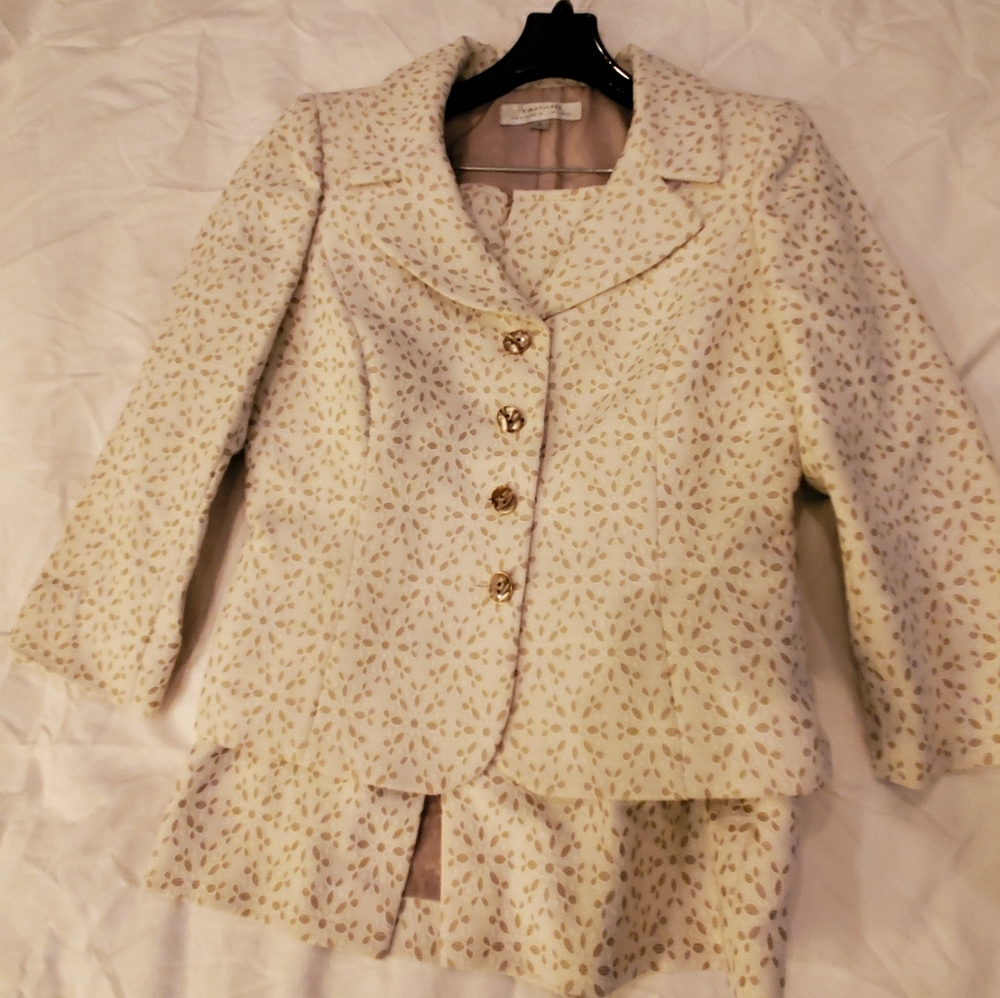 Skirt suit